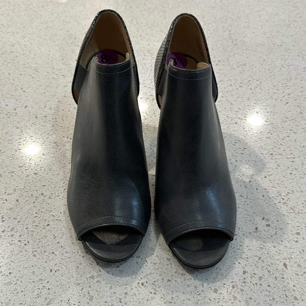 Life Stride bootie size 8.5